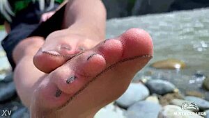 Poglej boginjo v rjavih najlonkah