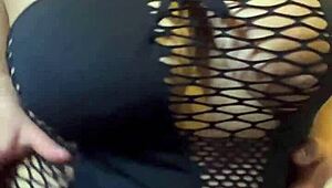 Ez a verif video nagy mellű seggű latin MILF-et mutat.