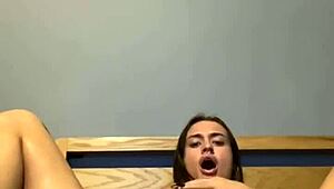 horny goth teen masturbating solo, loving her big ass.