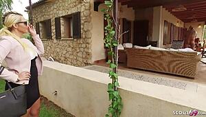 Blondínka Celina si užíva vonkajšie zábavy so starým európskym mužom