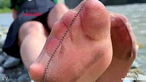 Poglej boginjo v rjavih najlonkah