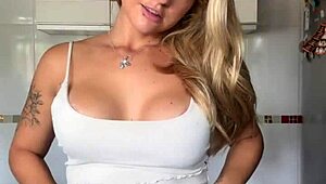 novinha loves showing off her body