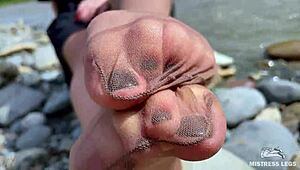 Poglej boginjo v rjavih najlonkah