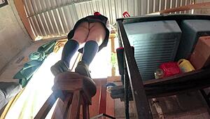 Traigo falda no alcanzo alumna culona es grabada bajo falda