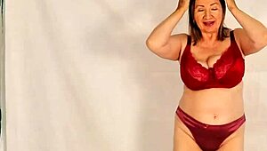 i saw that hot granny with huge natural tits stripping and showing pussy