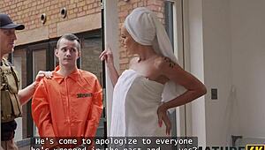 Blonde cougar deep throats robber kindly?