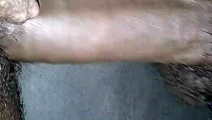 ملكة الهود السوداء تأخذ الزب عميق في كسها المبلول