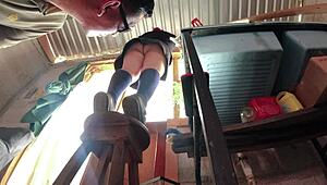 Traigo falda no alcanzo alumna culona es grabada bajo falda