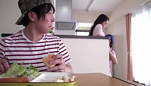 Madrastra caliente convertida en cubo de semen por sus amigos