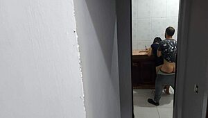 Soția geme în timp ce înșală cu instalatorul