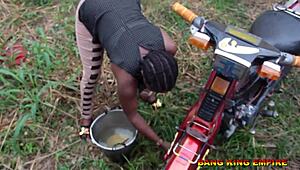 Prosila jsem ho o šukání po umytí motorky muže a dostala jsem hardcore