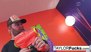 Vroče punce divje igrajo z mehurčki