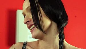 معجبة تستمتع بدوش مع مص زب