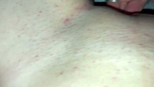 Míranos metiendo dedos rudos y estirando ese coño apretado