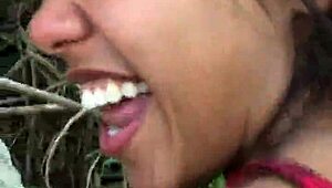 Chamei Ele Pra Entrar No Terreno Comigo E Fodemos No Mato Com Boceta Grande E Peitos