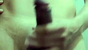 Flaco vergon pajeando en el baño del trabajo?