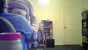 Lorine joške poskakujejo v dnevni sobi