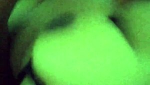 Аматорска индонезийска брюнетка прислужница на четири за догги секс в празен дом