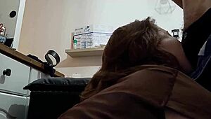 Amadora francesa curte foda doggystyle em lingerie de cetim com boquete e rimjob