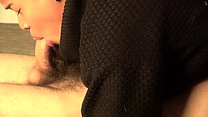 حكاية بلع عميق يخنق بعد إيدزوب على زب مشعر