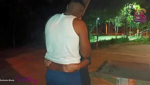 Ta vroča kurba jebe na ulici in se bori z ogromnim črnim kurcem