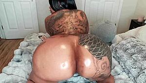 she oiled her ass and twerked while i worshipped it with lovense