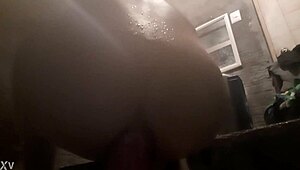 abriendo mi culo con un dildo de caballo para ella