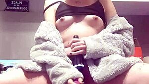 jeune cochonne se fait du bien sur le plan de travail avec un dildo