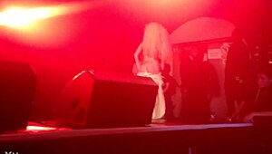 lady gaga tirando roupa show