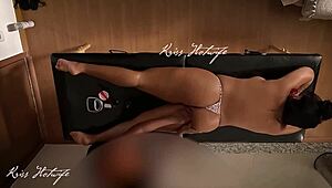 Puta casada fazendo massagem com os peitos de fora