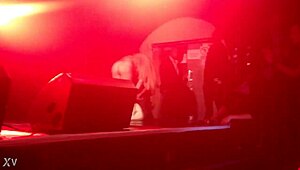 lady gaga tirando roupa show