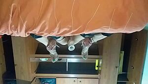 Латино транссексуалка засаживает новую игрушку в тугую жопу