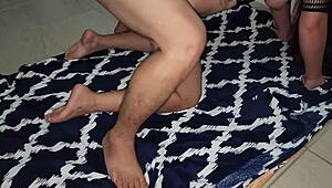 Opiskelijatar himoitsee opettajan paksua kyrpää