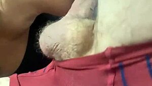 Chupando verga del cornudo con fuerza y gimiendo alto