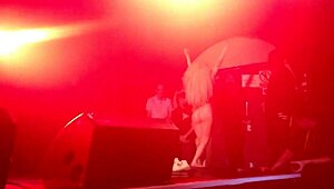 lady gaga tirando roupa show