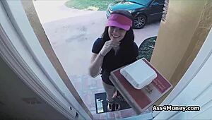 Pizza Delivery Turns into Blowjob for Cash!