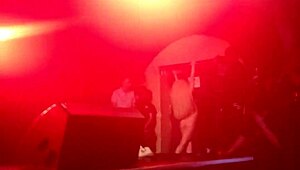 lady gaga tirando roupa show