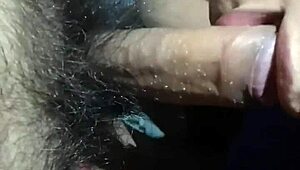 madura chupa verga de joven con sugerente milf