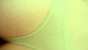 Veronica Martin saa kovan nussun stringit päällä