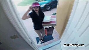 Pizza Delivery Turns into Blowjob for Cash!