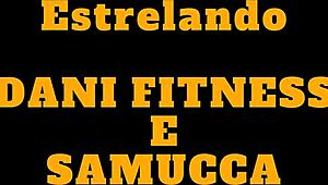Mujer madura cocinando mientras la follan el coño en perrito