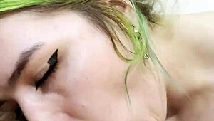 Очень горячая готика Никки Гривс сосет огромный хуй в POV