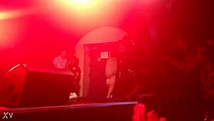 lady gaga tirando roupa show