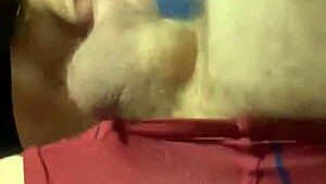 Chupando verga del cornudo con fuerza y gimiendo alto