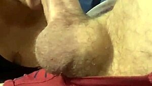 Chupando verga del cornudo con fuerza y gimiendo alto