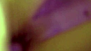 Kecantikan Taiwan Li Zhiyan terlibat seks hardcore dengan pacar: jari, blowjob, naik, dan orgasm doggystyle.