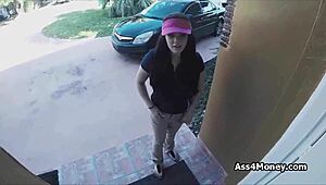 Pizza Delivery Turns into Blowjob for Cash!