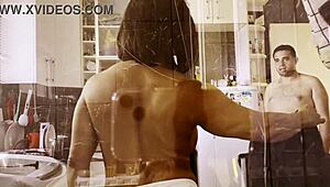 Mujer madura cocinando mientras la follan el coño en perrito