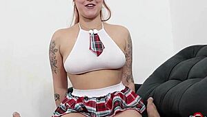 Meia-Irmã Faz Um Belo Boquete Footjob E Ainda Ficou Me Provocando Esfregando A Raba Gigante Dela