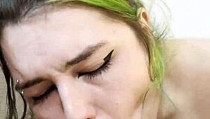 Очень горячая готика Никки Гривс сосет огромный хуй в POV